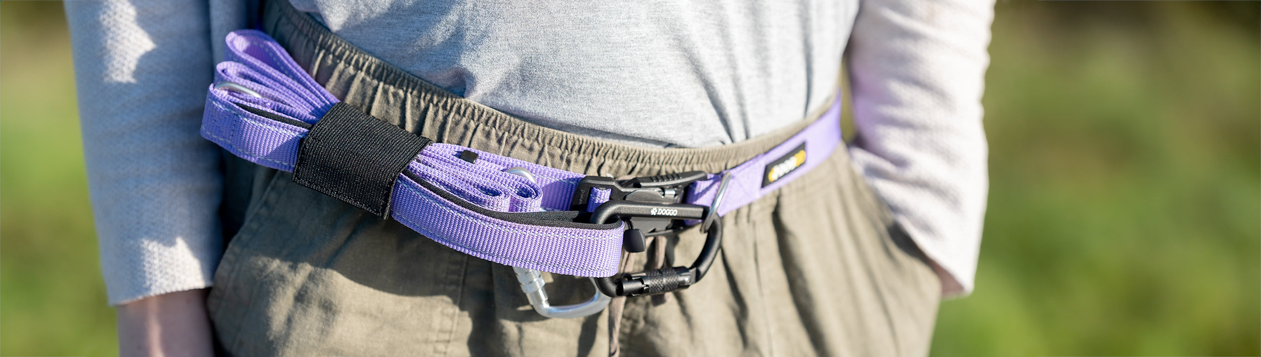 Detail photo of the handy elastic leash holder on the DogGo Hands-Free Adventure Belt, in wild lavender.